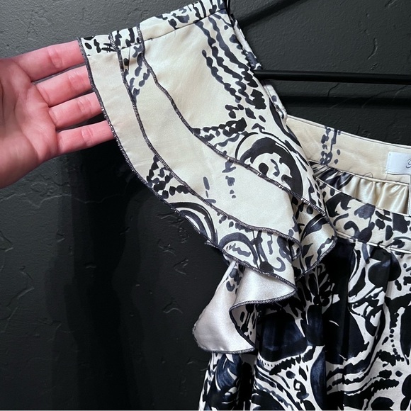 For Joseph blouse Size: M Color: Black/ white print 100% silk like New - Picture 6 of 7